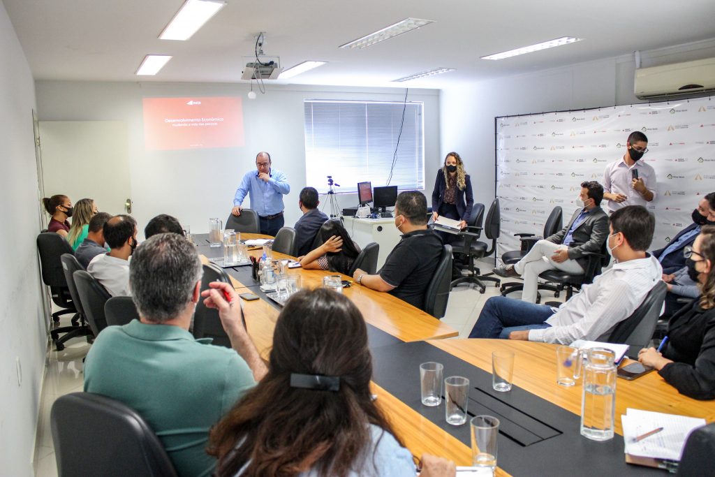 Adriano Carvalho compartilhou a sua experiência de quase duas décadas atuando na Prefeitura de Extrema com atração de investimentos